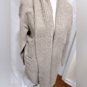 Brand new ORIGINAL USA SWEATER with tag in S/M. It has a cozy comfortabl…